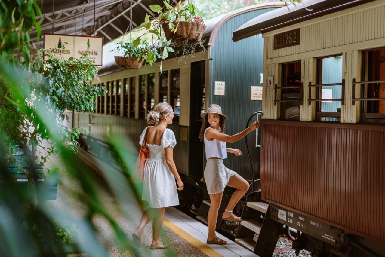 travel queensland by train